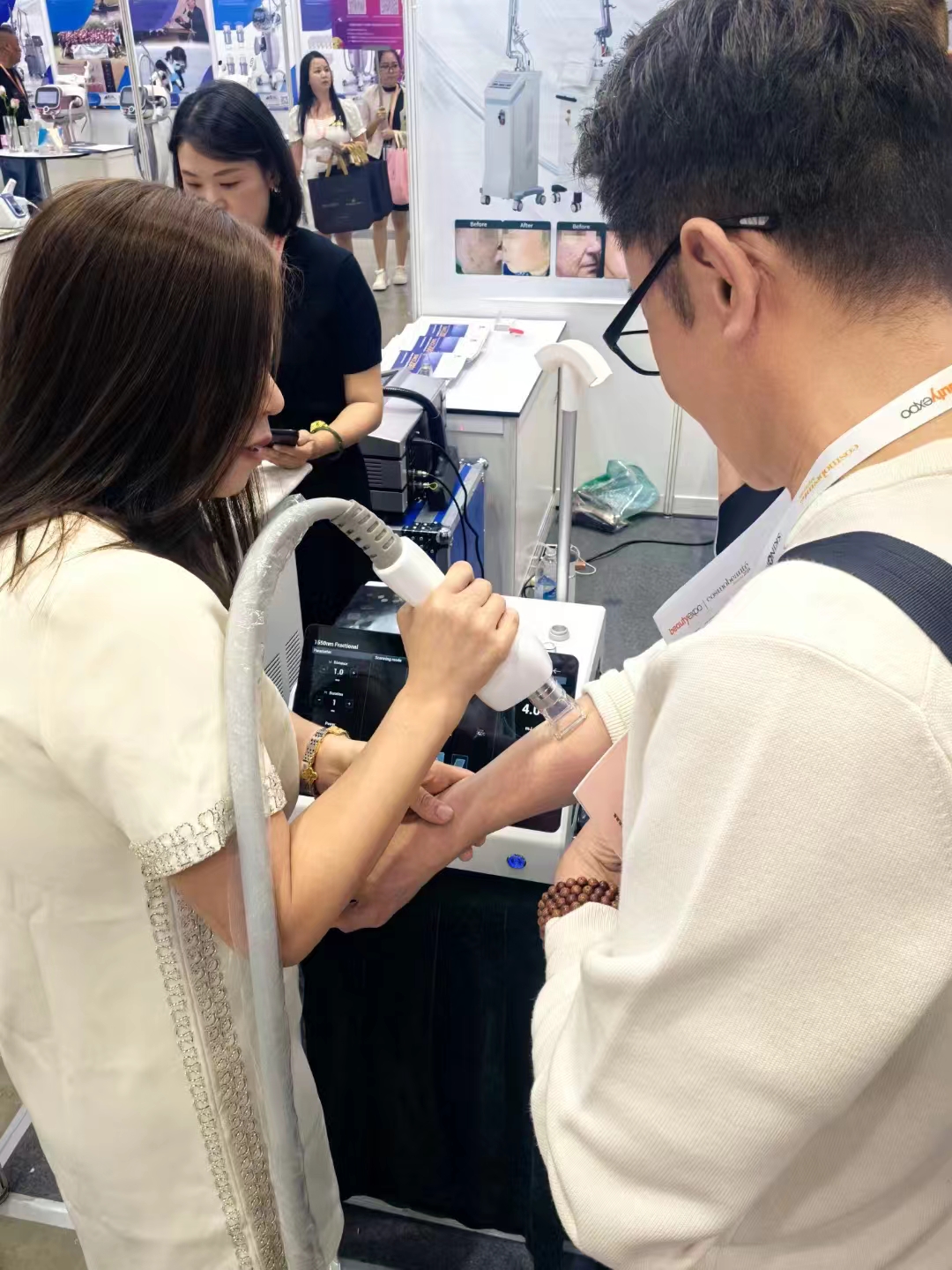 Beauty exhibition customers try 1927 nm thulium laser