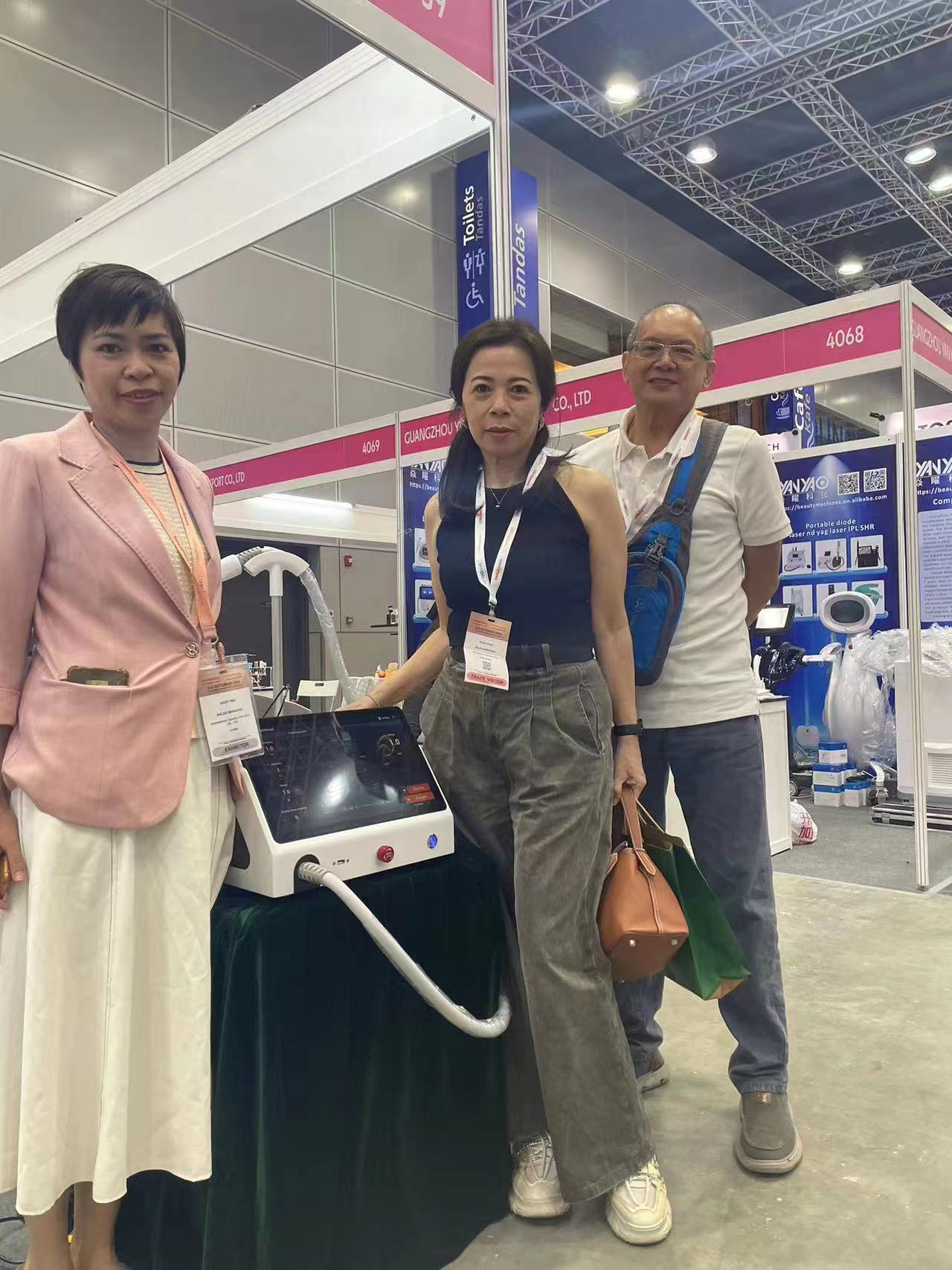 Customers at the Malaysian exhibition took a photo with the 1927nm thulium laser