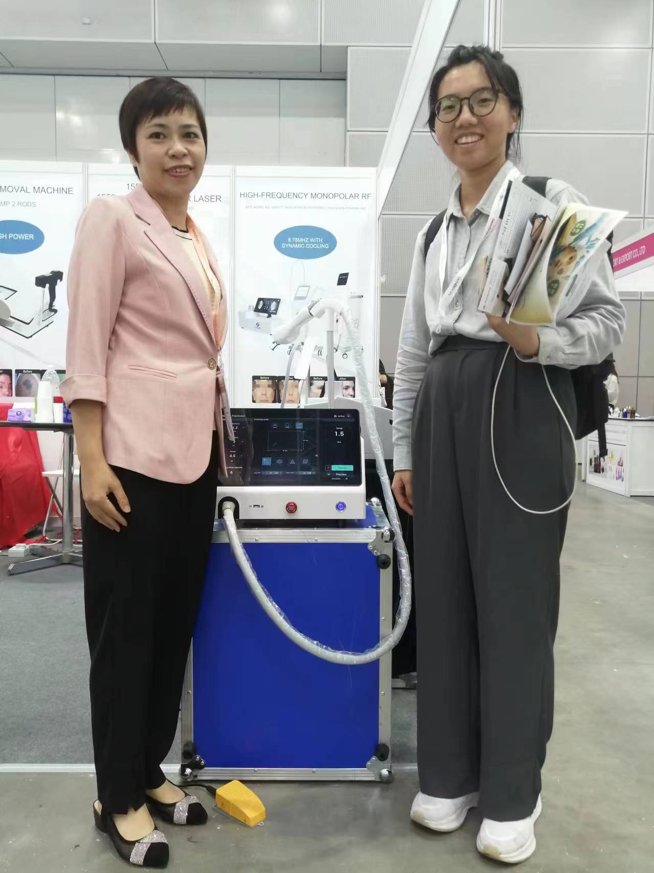 Photos of customers at the exhibition and Thulium Laser