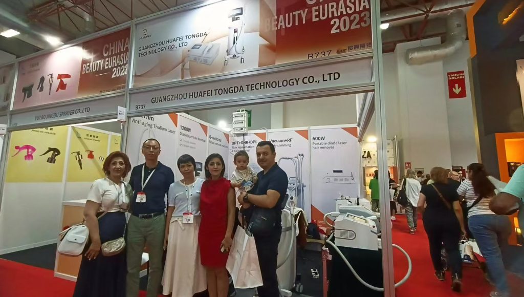 Vicky attended a Turkish exhibition and took photos with customers