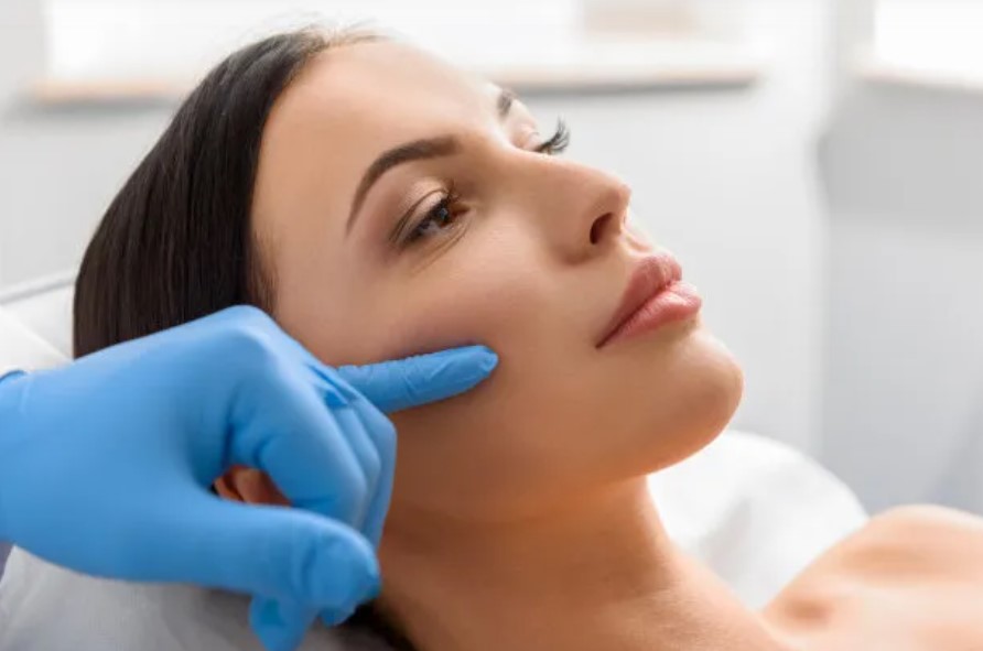 Beauty salon prepares client for Thermage treatment