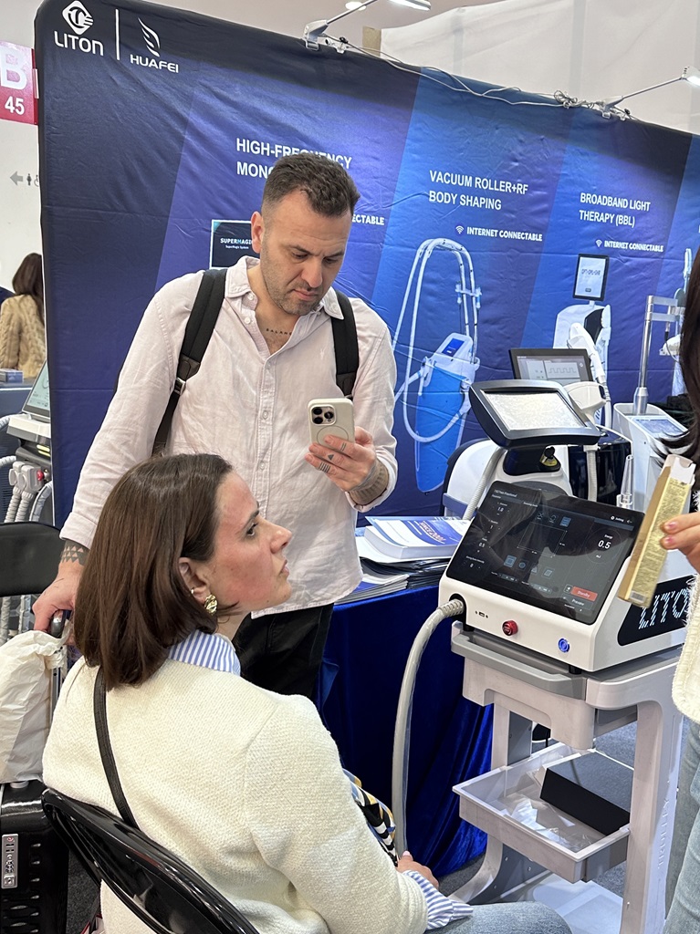 Italian customers try 1927nm Thulium laser treatment at Cosmoprof Worldwide Bologna